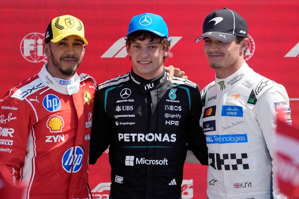 Lewis Hamilton (41, l.) startete zur Freude der englischen Fans in Silverstone von der Pole Position. Den Sieg im Sprint holte sich aber Kimi Antonelli (19, Mitte).