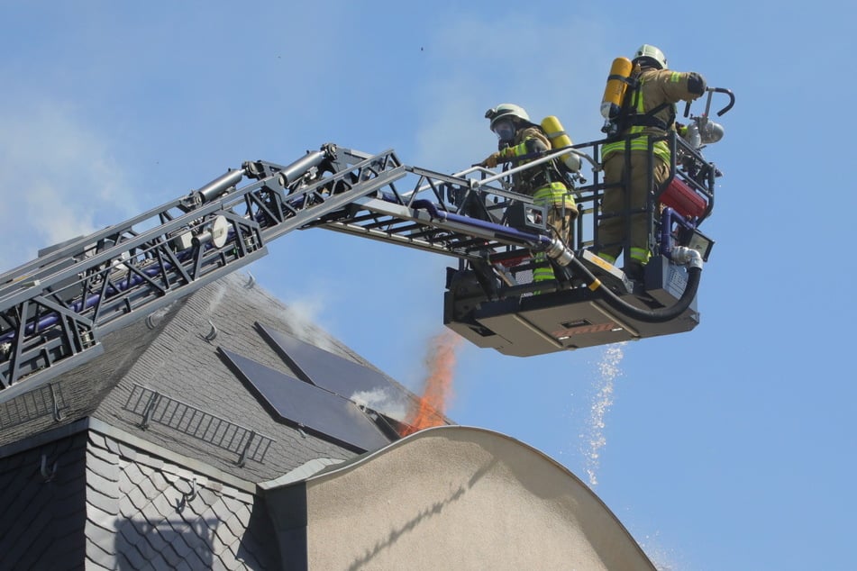 Beim Eintreffen der Feuerwehr schlugen die Flammen bereits aus dem Dachfenster.