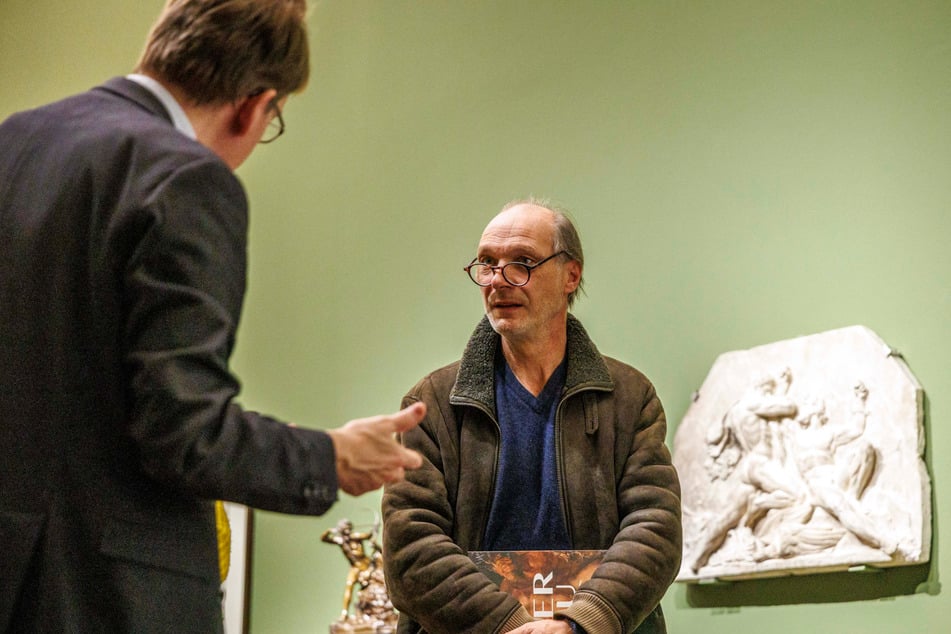 Holger Jacob-Friesen führt Schauspieler Martin Brambach (58) durch die Herkules-Ausstellung.