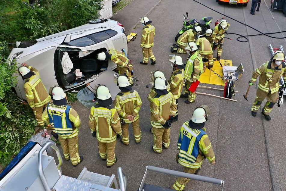 Einsatzkräfte der Feuerwehr befreiten Adriano Salvaggio (28) nach dem Crash aus dem kaputten BMW.