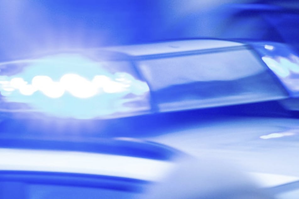 Betrunkener 17-Jähriger kracht in Saarbrücken mit Auto in Werbetafel