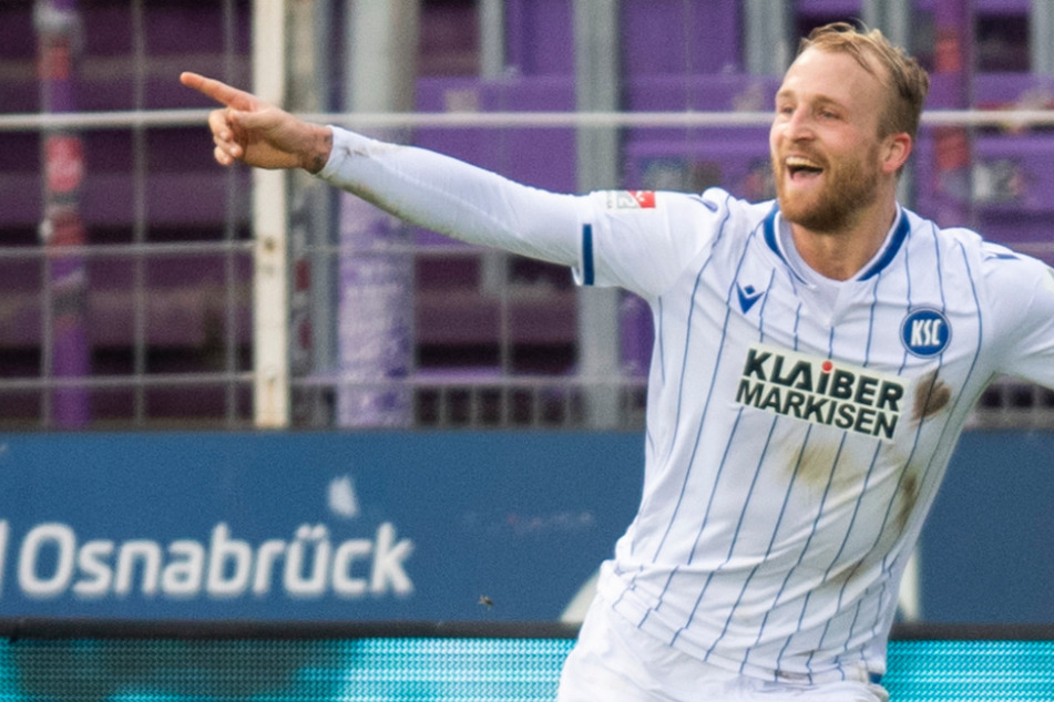 Karlsruhes Philipp Hofmann jubelt nach seinem Tor zum 1:2 gegen den VfL Osnabrück.