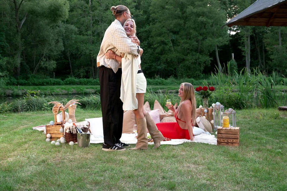 Kaum sind sich Ina Kina (31, r.) und Tim Kühnel (29) wieder nähergekommen, ist plötzlich Emma Fernlund (24) zurück ...