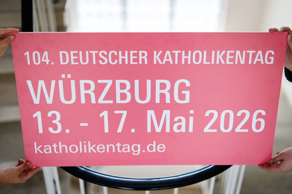 Unter dem Leitwort "Hab Mut, steh auf!" findet im Mai 2026 der 104. Deutsche Katholikentag in Würzburg statt.