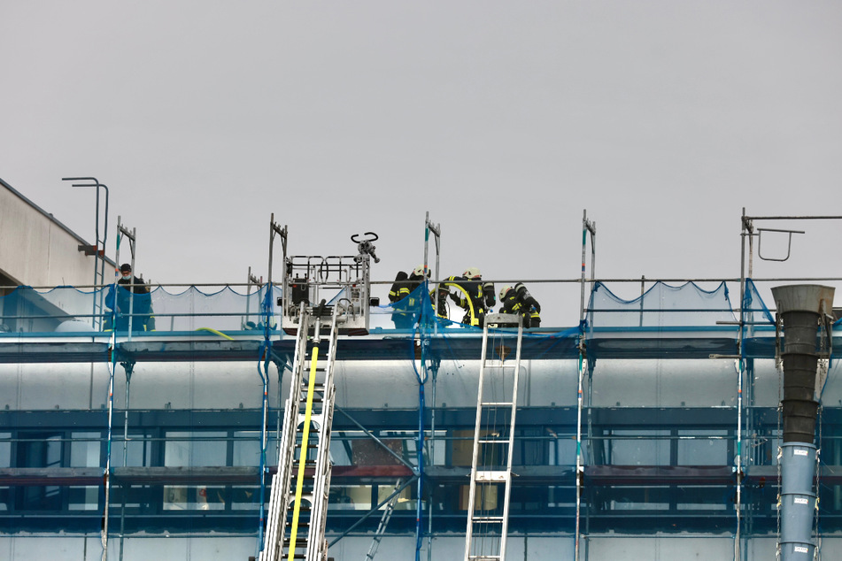Langsam und vorsichtig mussten die Feuerwehrleute das Dach öffnen.