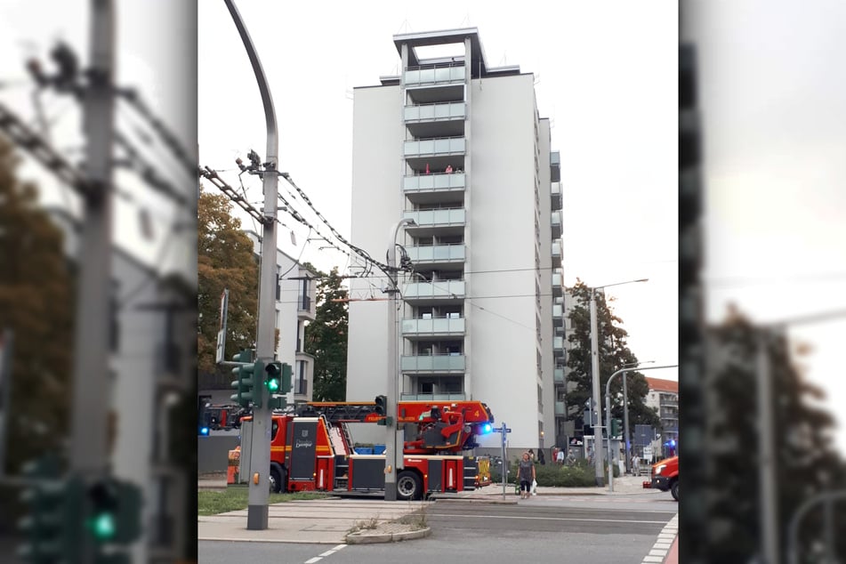 Am Hochhaus in der Dresdner Innenstadt rückte am Freitagabend die Feuerwehr an.