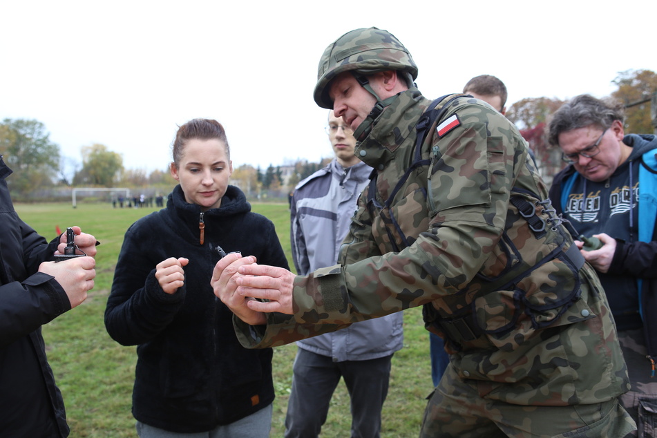 In Deblin erklärt Oberfeldwebel Mariusz Starosz auf einem Übungsplatz der polnischen Armee den richtigen Umgang mit einer Handgranate.