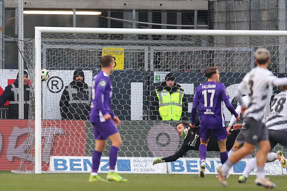 Nach nur zehn Minuten flatterte der Ball bei Aue ins Netz - Jakob Lewald (nicht im Bild) brachte Sandhausen in Führung.