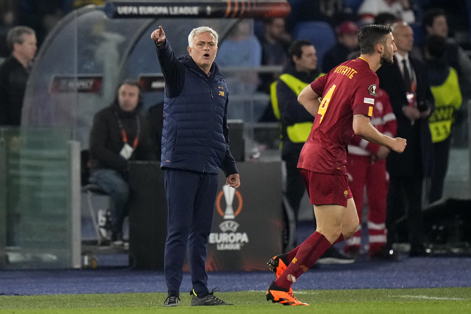 Roma-Trainer José Mourinho coacht seine Mannschaft gestenreich an der Seitenlinie.