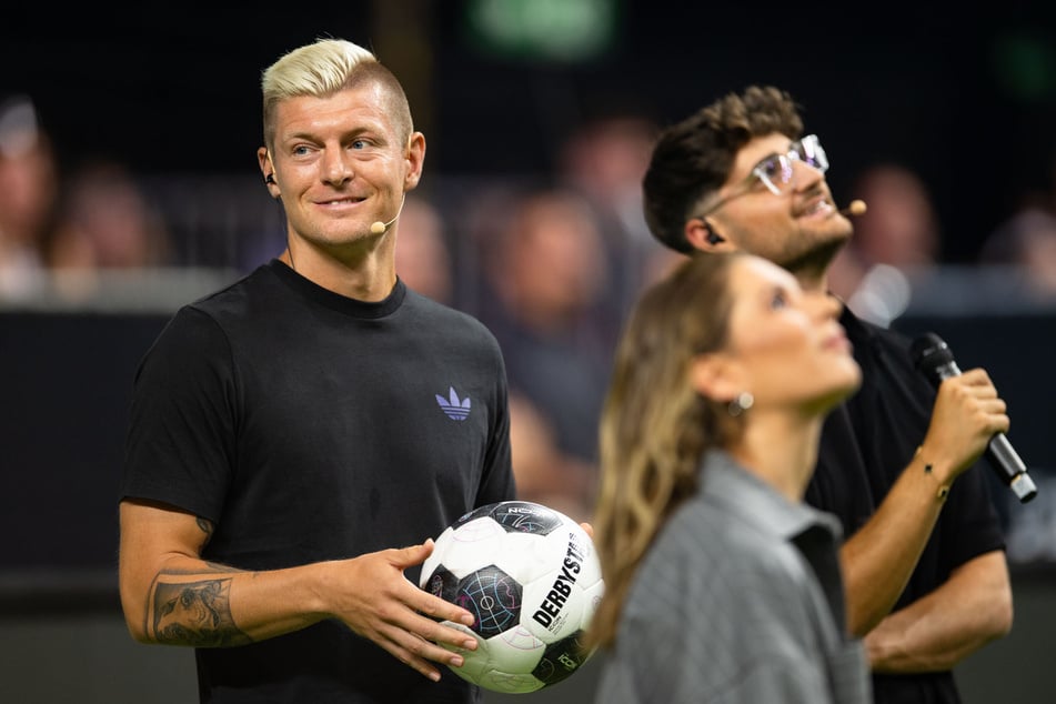 Toni Kroos (34, l.) hat seine Karriere inzwischen beendet, bleibt dem runden Leder aber in seiner Icon League weiterhin treu.