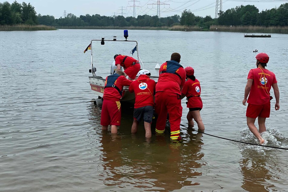 Die DLRG lässt ein Rettungsboot zu Wasser.