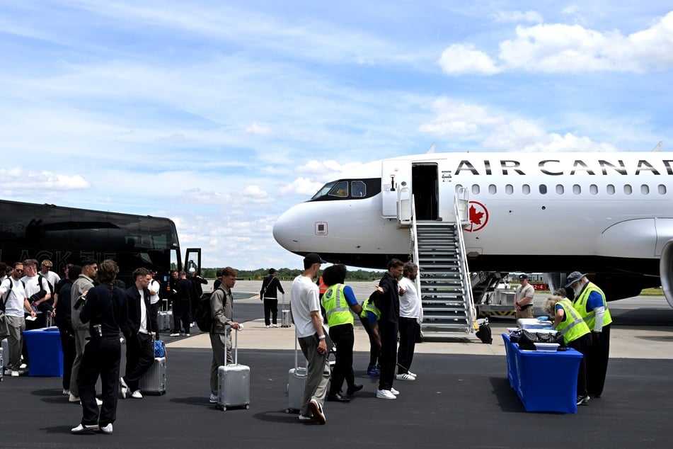 Der DFB-Tross bei der Ankunft am Flieger von "Air Canada".