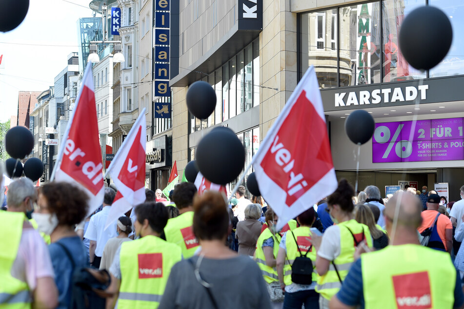 Betriebsräte von Galeria Karstadt Kaufhof und Karstadt Sports demonstrieren vor einer der zwei Filialen in der Innenstadt in Dortmund.