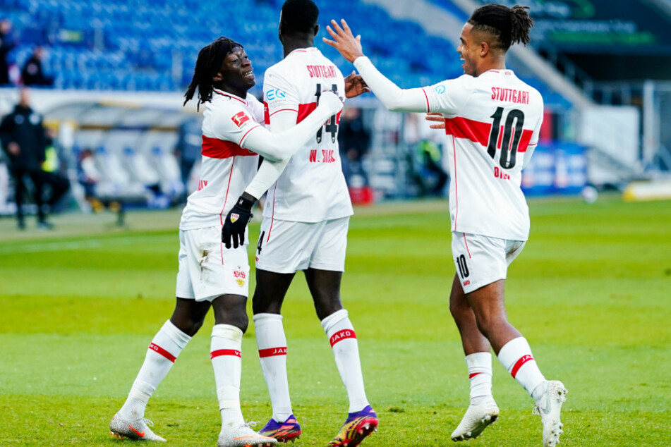 Daniel Didavi (r., 30) bejubelt mit Tanguy Coulibaly (l. 19) den Treffer von Silas Wamangituka (21) gegen die TSG Hoffenheim.