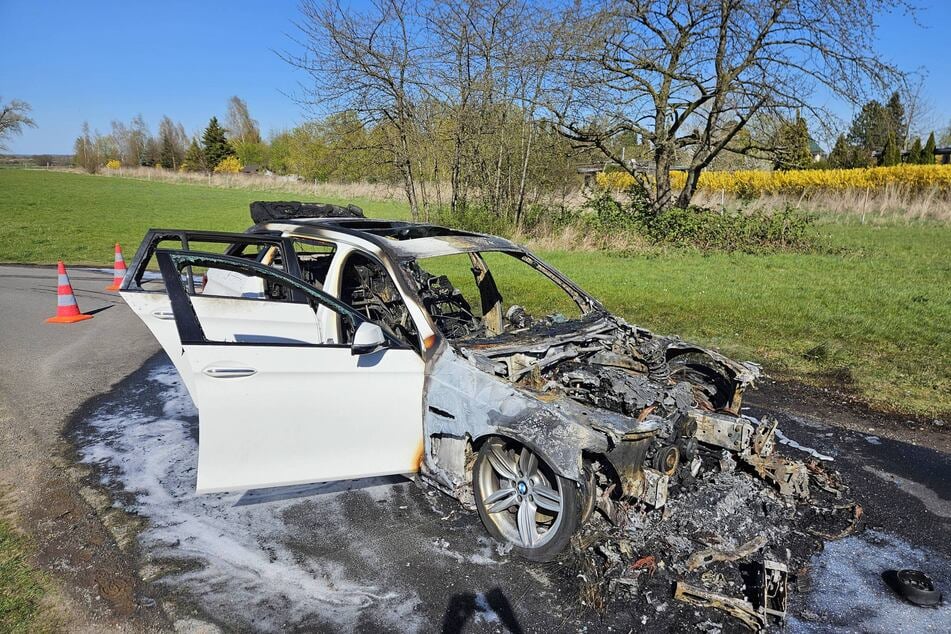 Der Verbrenner wurde durch die Flammen vollständig zerstört.