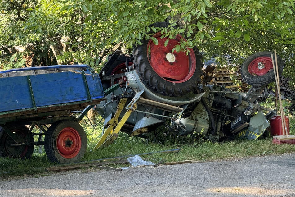 Bei Hartenstein überschlug sich ein Traktor samt Anhänger.