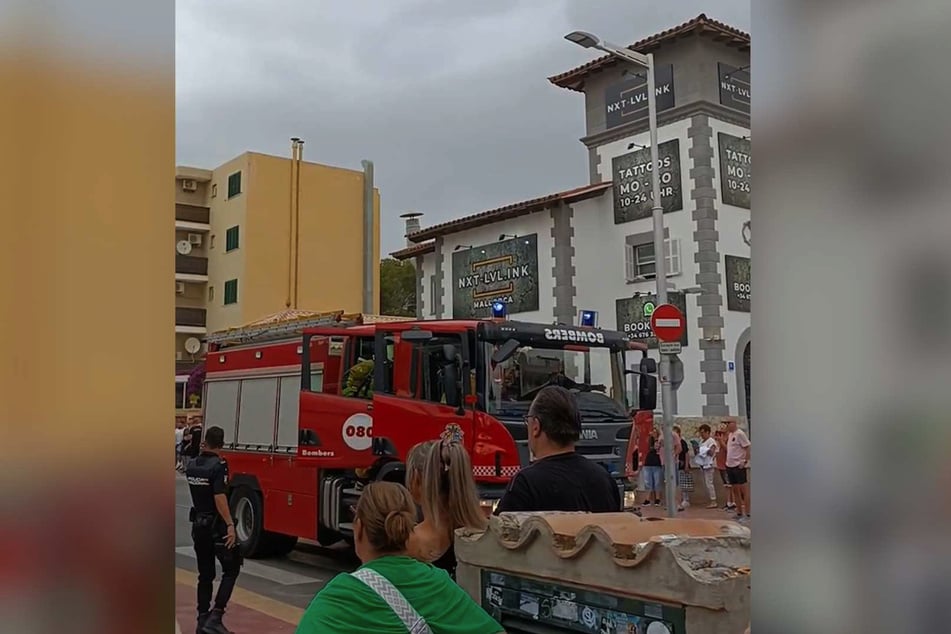Der Feuerwehreinsatz wurde von einigen Schaulustigen begleitet.