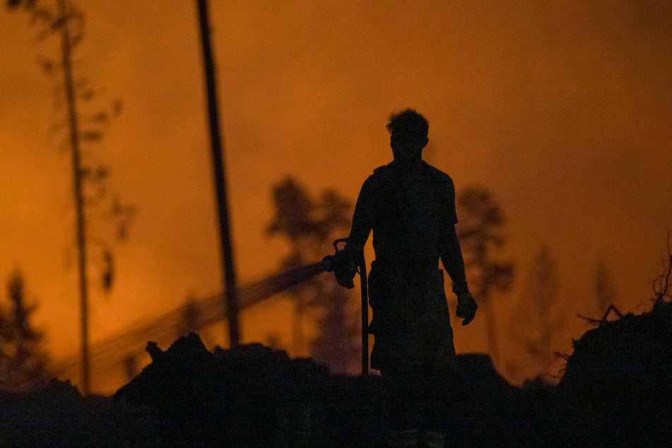 Die Feuerwehr löscht bei einem Waldbrand in einem Waldstück der Saalfelder Höhe Glutnester. (Archivbild)
