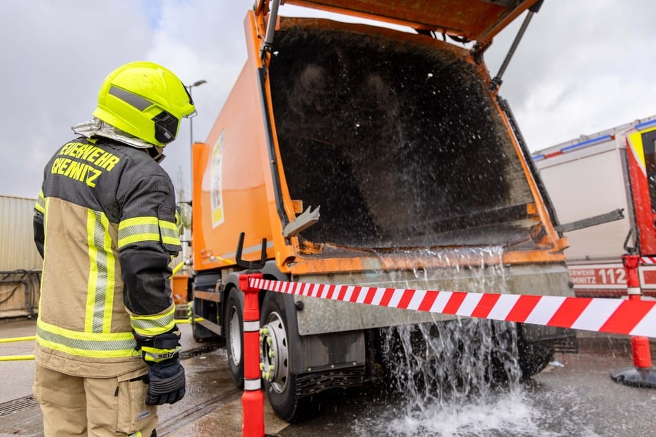Wasser marsch! Der ASR stellte am Freitag ein neues Löschsystem für Müllautos vor.
