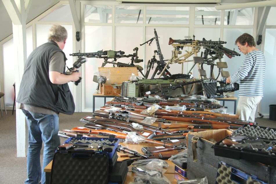 Ermittler präsentieren im Gebäude der Polizeidirektion eine Auswahl von Waffen und Munition aus dem Waffenlager.