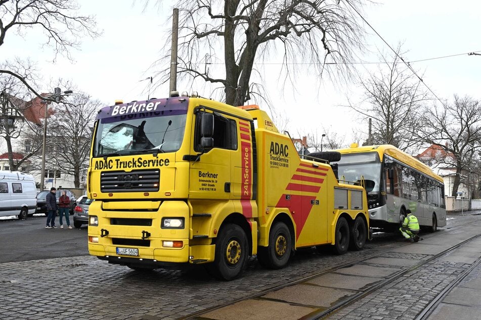 Bereits am Freitag musste in Leutzsch dieser Elektrobus abgeschleppt werden.