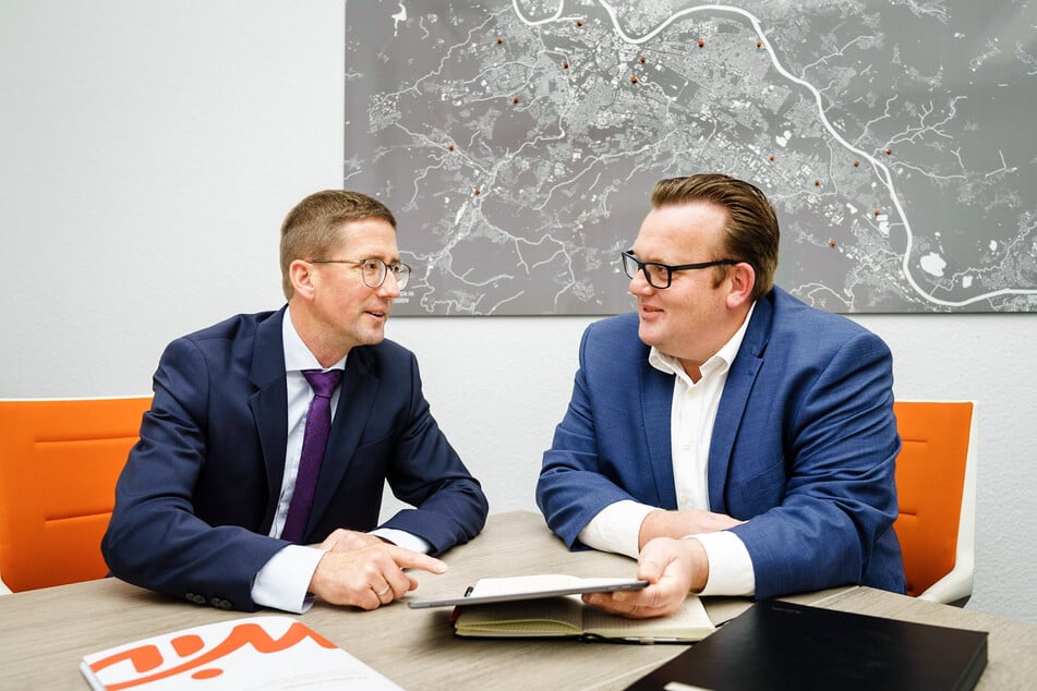 Vonovia-Regionalbereichsleiter Sebastian Krüger (44, r.) übergibt das Portfolio für einen möglichen Ankauf an WiD-Geschäftsführer Steffen Jäckel (52).