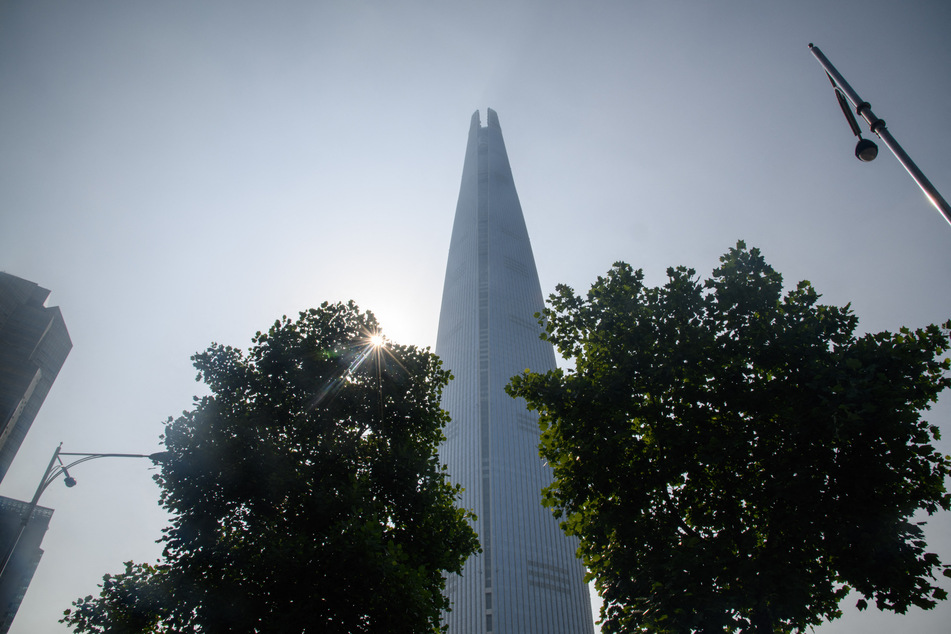 Der Lotte World Tower in der südkoreanischen Hauptstadt Seoul ist 555 Meter hoch und verfügt über 123 Stockwerke. George King-Thomas (24) schaffte es circa bis zur Hälfte - dann holten ihn die Einsatzkräfte wieder auf den Boden der Tatsachen zurück.