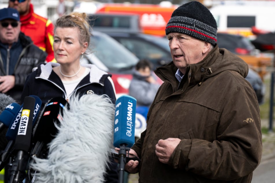 Tierärztin Kirsten Tönnies (58, l.) übte nach der Rettung von "Timmy" massive Kritik an Backhaus. Dieser schloss sich Stelzl an.