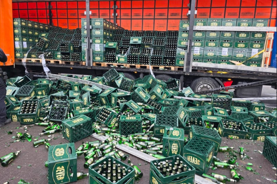 Ein Lkw verlor auf der A7 unzählige Bierkästen.