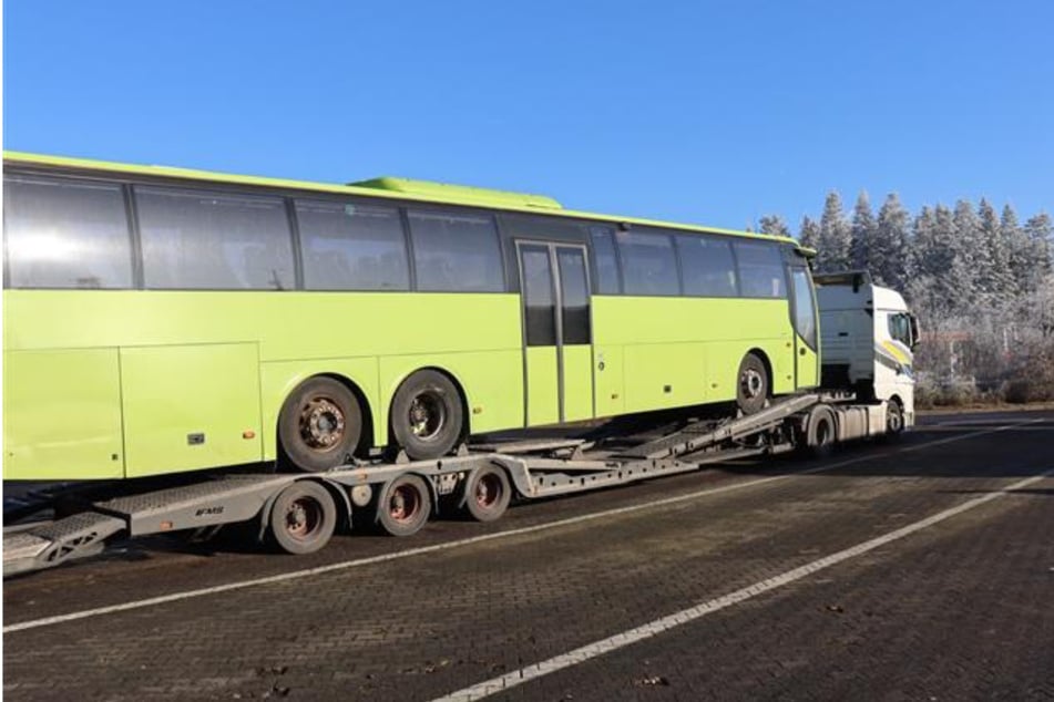 Für den Transport des alten Reisebusses hatte der Fahrer zumindest für die Überlänge eine Genehmigung.