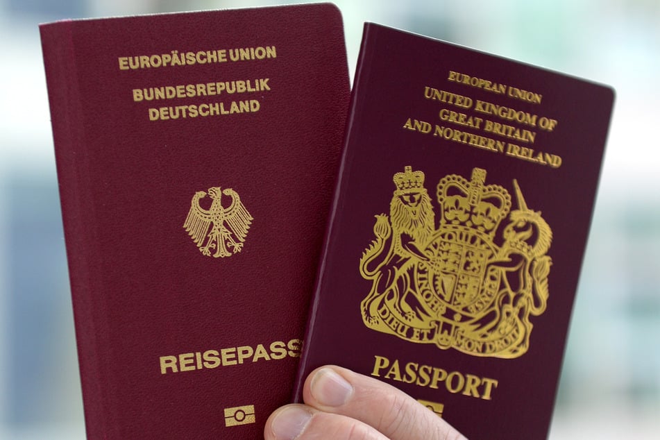 Heiß begehrt: Der deutsche Pass (links) genießt international hohes Ansehen, ermöglicht Bewegungsfreiheit im Schengen-Raum und die unkomplizierte Einreise in viele Staaten.