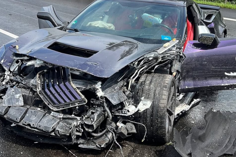 Der Sportwagen wurde bei dem Crash am Freitag stark beschädigt.