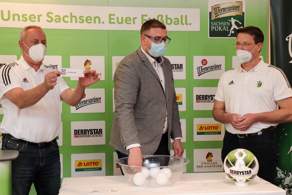 Haben sie wirklich alles richtig gemacht? Ulrich Günther (Staffelleiter Landespokal, v.l.n.r.), Markus Röder (Wernesgrüner) und Volkmar Beier (Vorsitzender Spielausschuss) bei der Sachsenpokal-Auslosung.