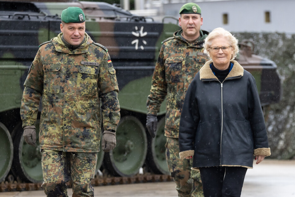 Verteidigungsministerin Christine Lambrecht (57, SPD) informierte sich in Marienberg über die Leistungsfähigkeit von zwei Panzergrenadierkompanien.