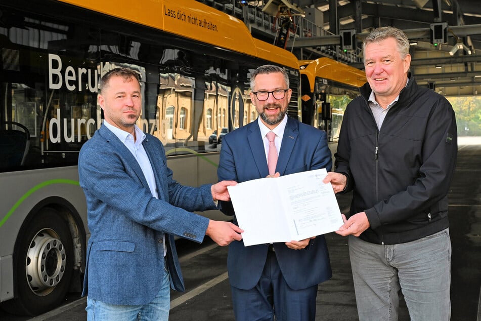 Vor einem Jahr wurde der Fördermittelbescheid übergeben. V.l.n.r.: Projekt-Manager E-Busse Torsten Schmidt, Sachsens ehemaliger Wirtschaftsminister Martin Dulig (51, SPD) und Technik-Chef der LVB Ronald Juhrs.