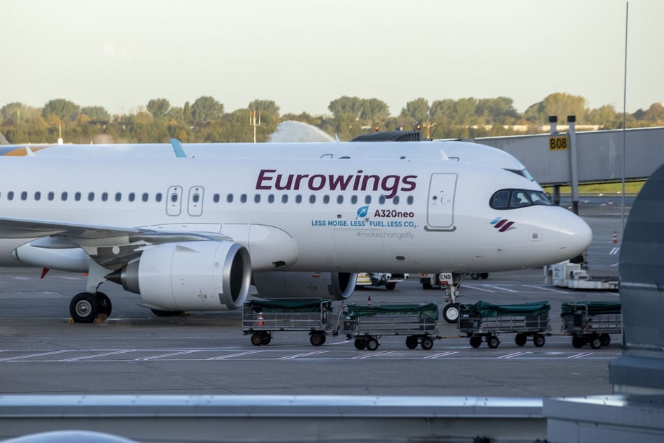 Offenbar möchte Eurowings seinen Fluggästen das Essen von Erdnüssen im Flieger nicht verbieten, wenn Allergiker an Bord sind. (Archivbild)