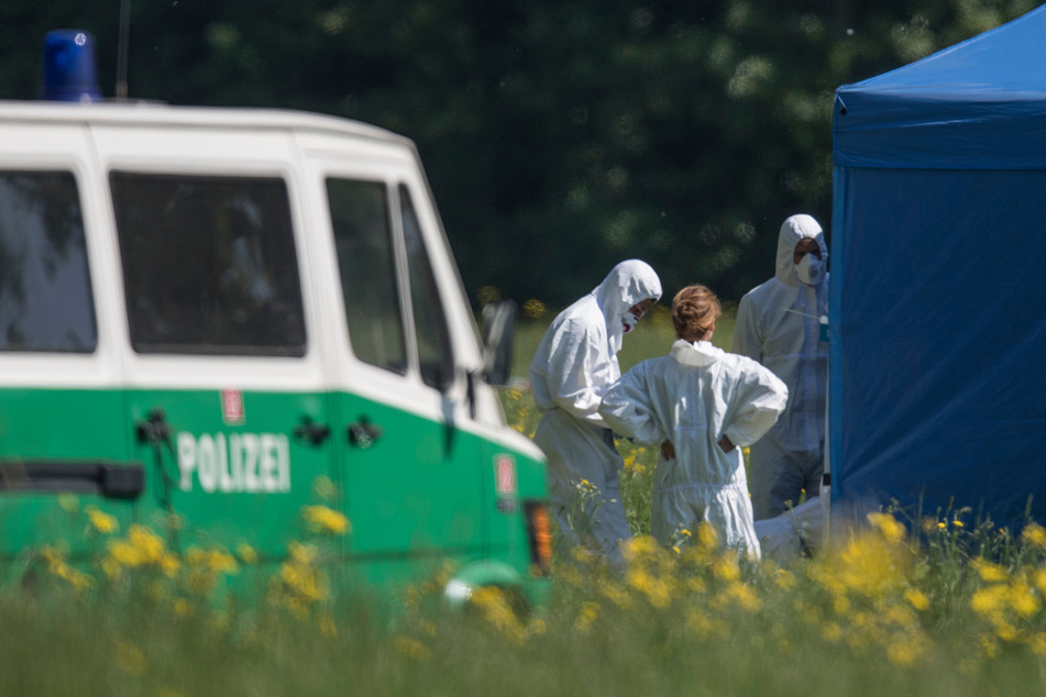 Die Polizei untersucht im Mai 2018 den möglichen Tatort im Frankfurter Niddapark.