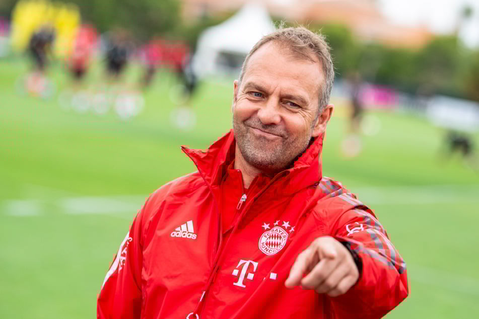 Die Mission Triple läuft: Trainer Hansi Flick (55) vom FC Bayern München im Trainingslager vor dem Finalturnier in Lissabon.