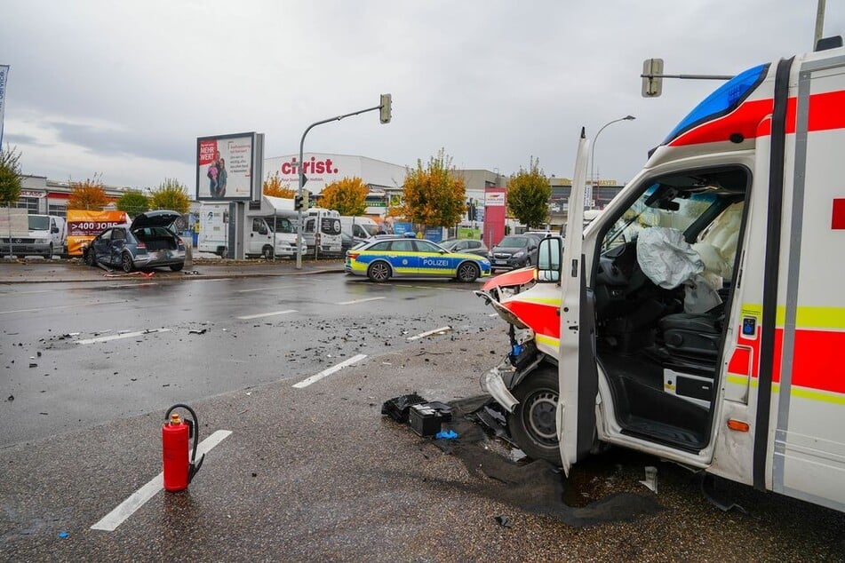 Auf der Fahrbahn verteilten sich zahlreiche Trümmerteile.
