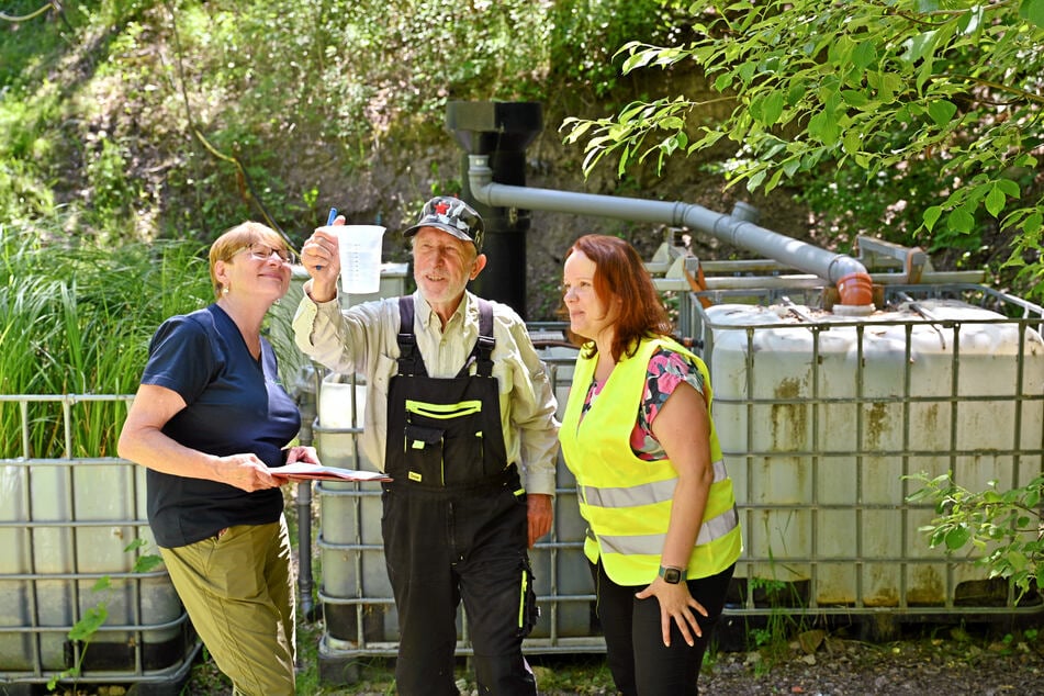 Kämpfen im Bund mit Biologie und Chemie gegen schadstoffbelastetes Sickerwasser: Dr. Jana Pinka (62), Seniorenberater Dr. Eberhardt Janneck (73) und MindMontan-Projektleiterin Prof. Dr. Sabrina Hedrich (43) von der TU Bergakademie Freiberg.
