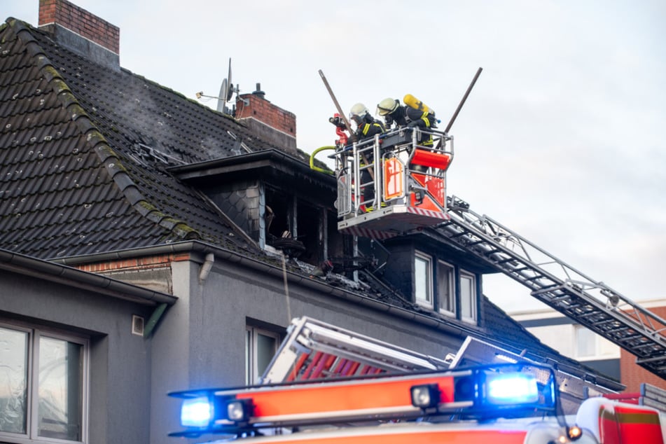 In Hamburg-Billstedt löschte die Feuerwehr einen Brand in einer Dachgeschosswohnung.