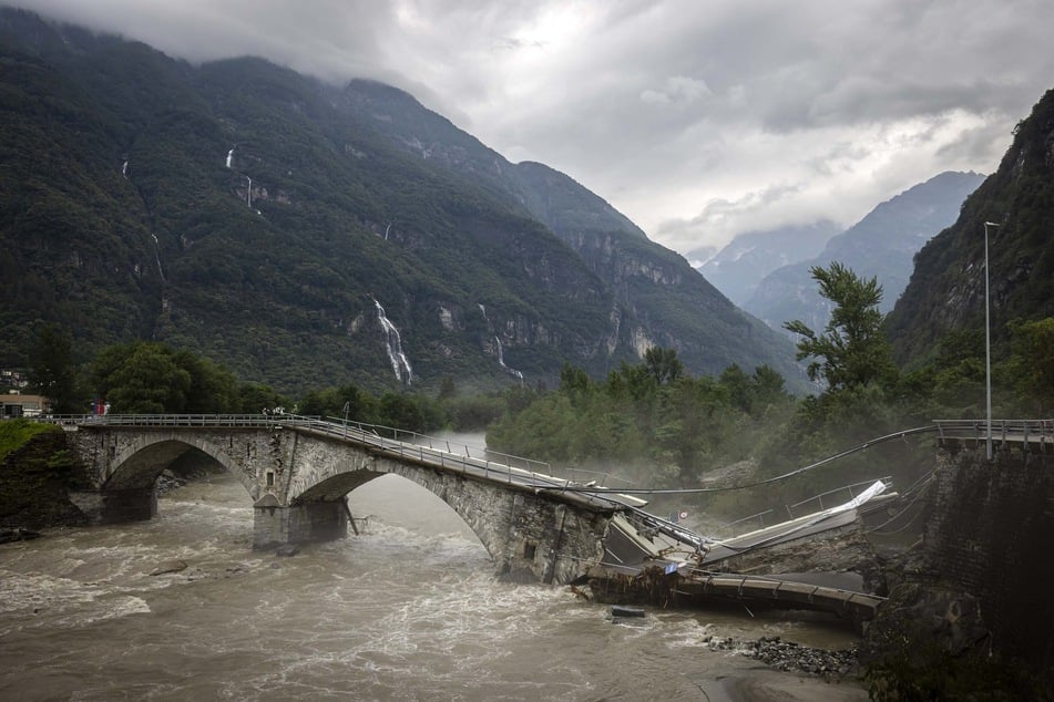 Eine Brücke im schweizerischen Visletto, die bei dem Unwetter eingestürzt ist