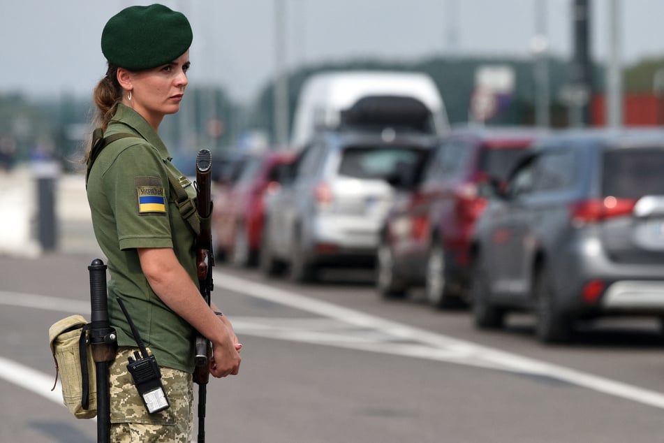 Eine ukrainische Grenzpolizistin überwacht die Grenze zu Polen. (Archivbild)