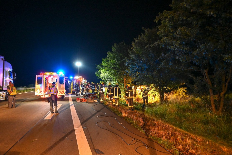 Blaulicht und eine Vielzahl an Rettungskräften am Unfallort: In der Nacht zu Mittwoch hatten diese allerhand zu tun.