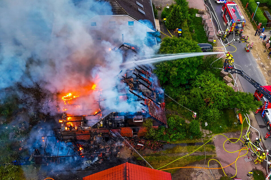 Die Löscharbeiten waren für die Feuerwehr nicht einfach.