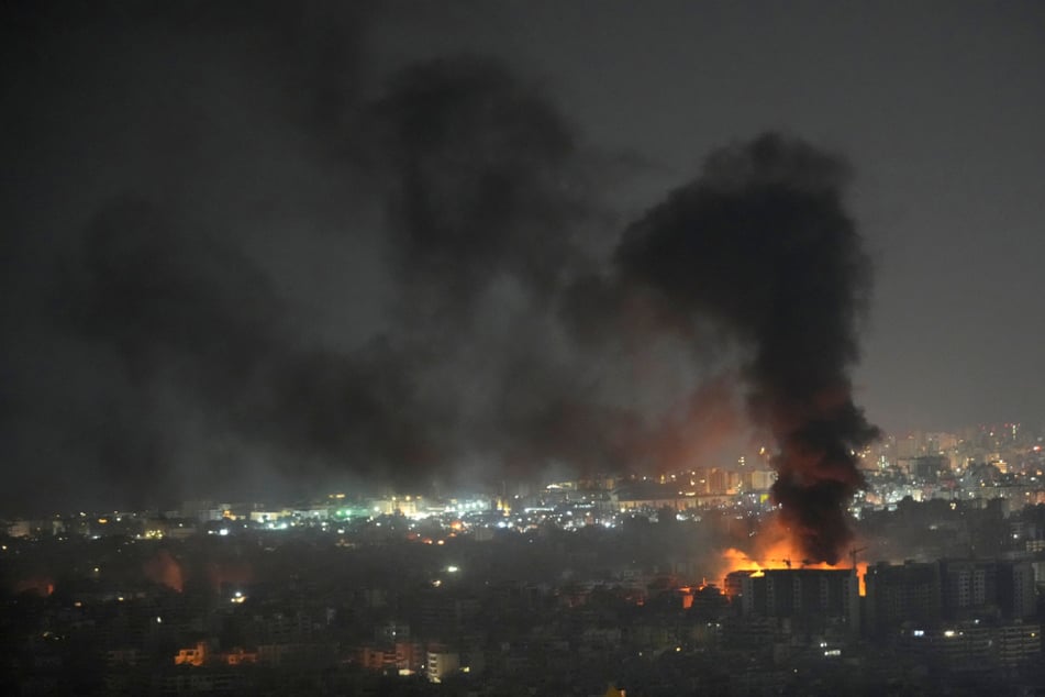 Flammen und Rauch steigen nach israelischen Luftangriffen über Beirut auf.