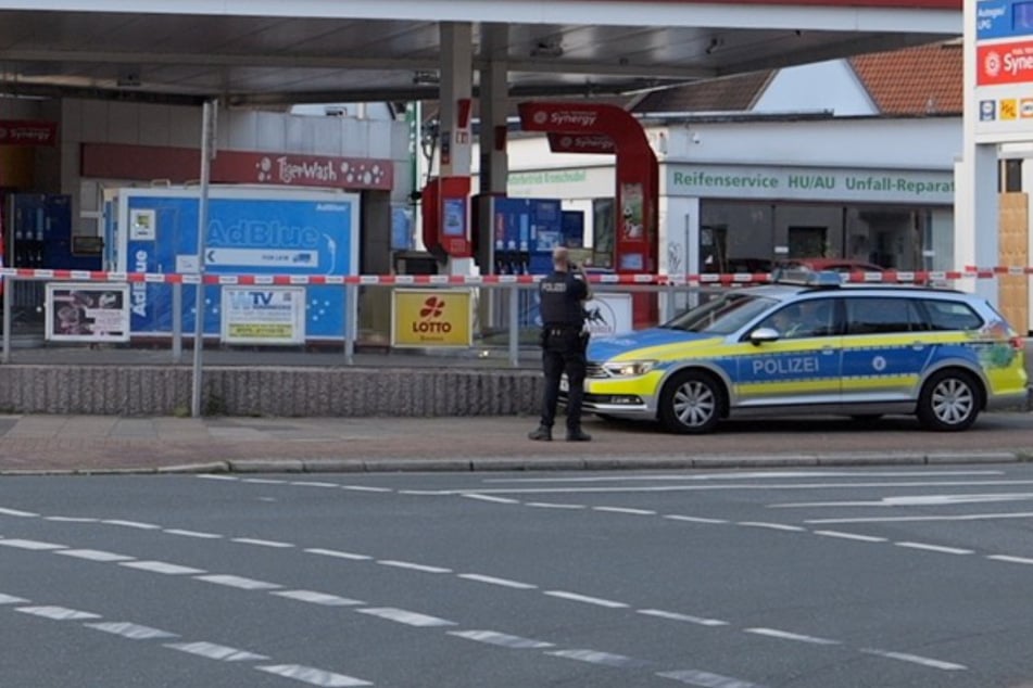 Mann betritt Tankstelle und fordert Geld, dann zückt er ein Messer