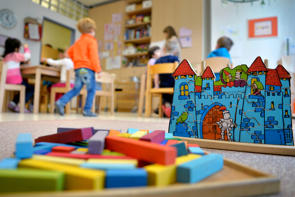In Nordrhein-Westfalen organisieren sich viele Kitas Hilfe durch sogenannte Alltagshelfer.