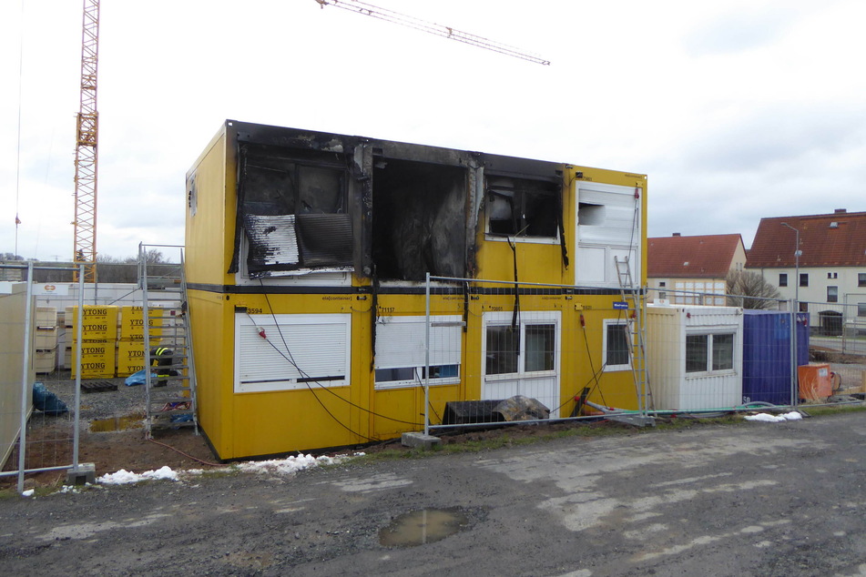 Auf einer Baustelle in Fraureuth brannten am frühen Donnerstagmorgen mehrere Baucontainer.