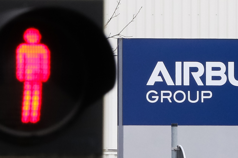 Die Corona-Krise hat den Luftfahrt- und Rüstungskonzern Airbus im zweiten Quartal tief in die roten Zahlen gerissen.